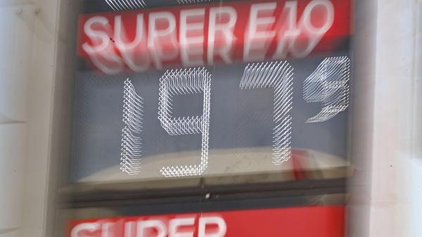 An einer Preisanzeige einer Tankstelle wird ein Pr