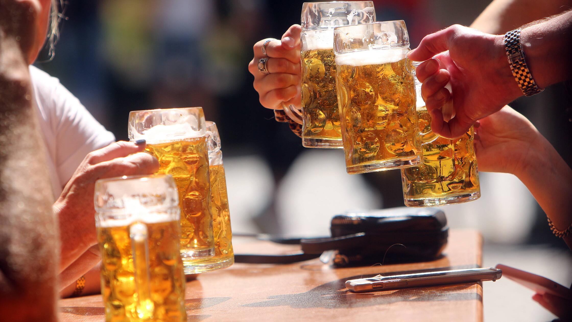 Gemeinsames Zuprosten mit Maßkrüge n Bier im Bierg