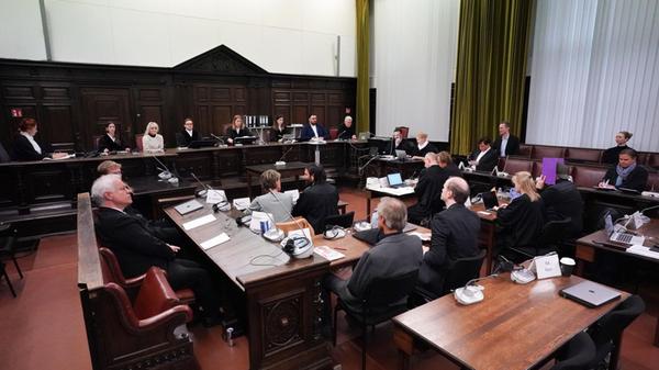 Isabel Hildebrandt (hinten M), Vorsitzende Richter