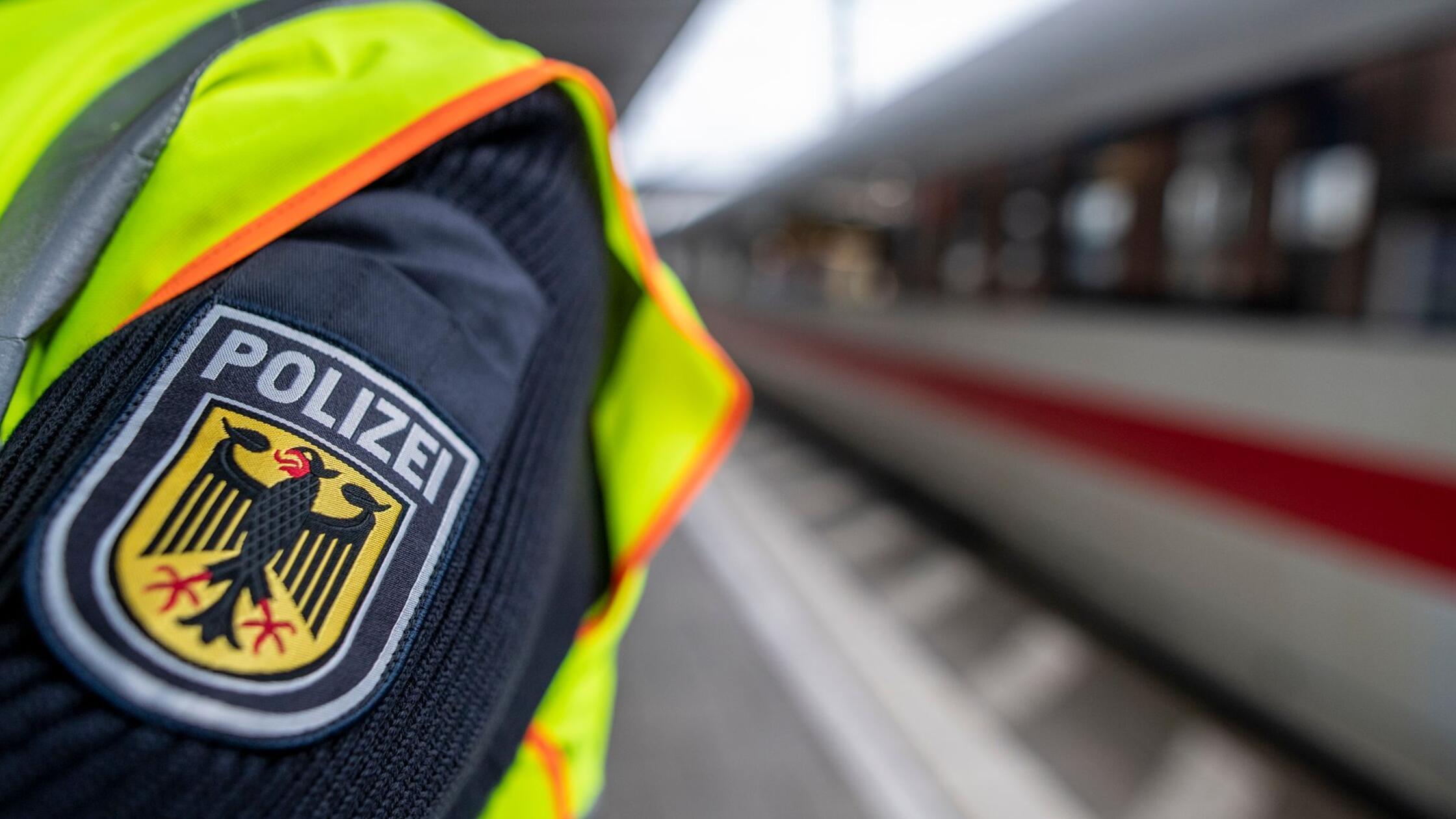 Ein Bundespolizist steht am Hauptbahnhof vor einem