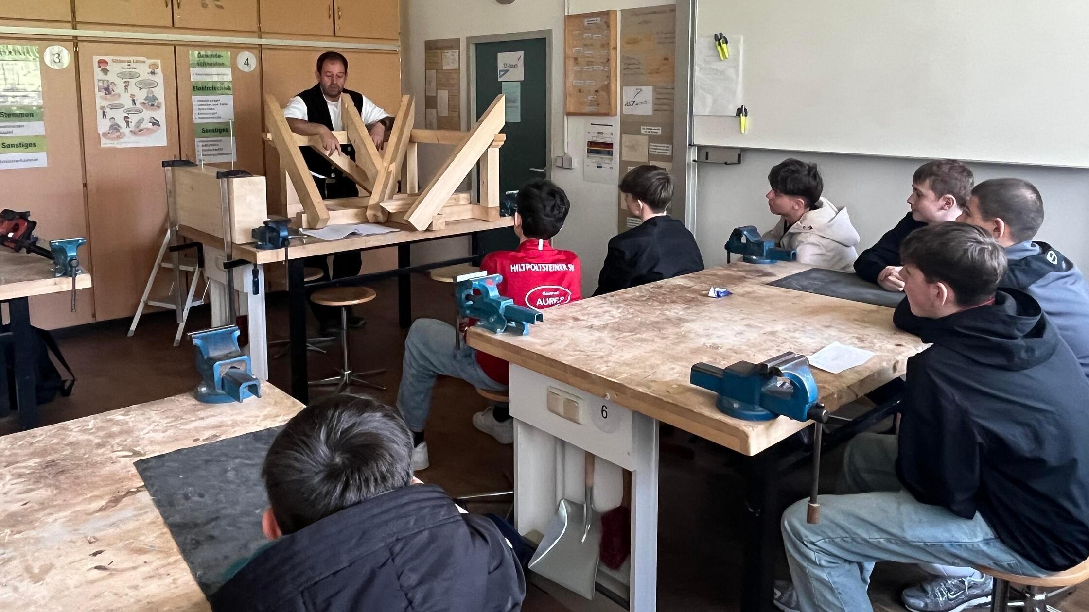 Schreinerei Singer mit Schülern