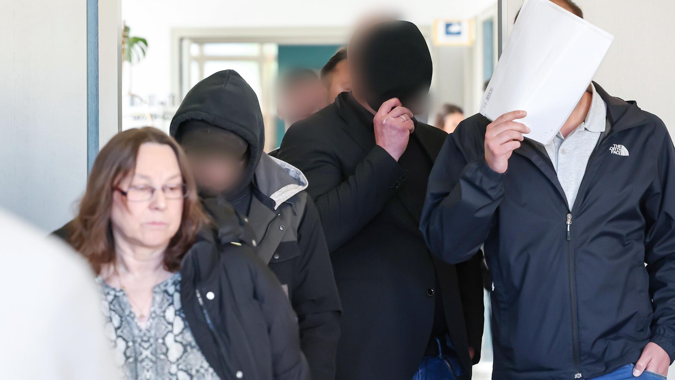 20.04.2026, Bayern, Schwabach: Vier der Angeklagte