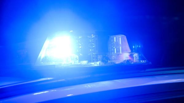 Ein Blaulicht leuchtet auf einem Einsatzfahrzeuge