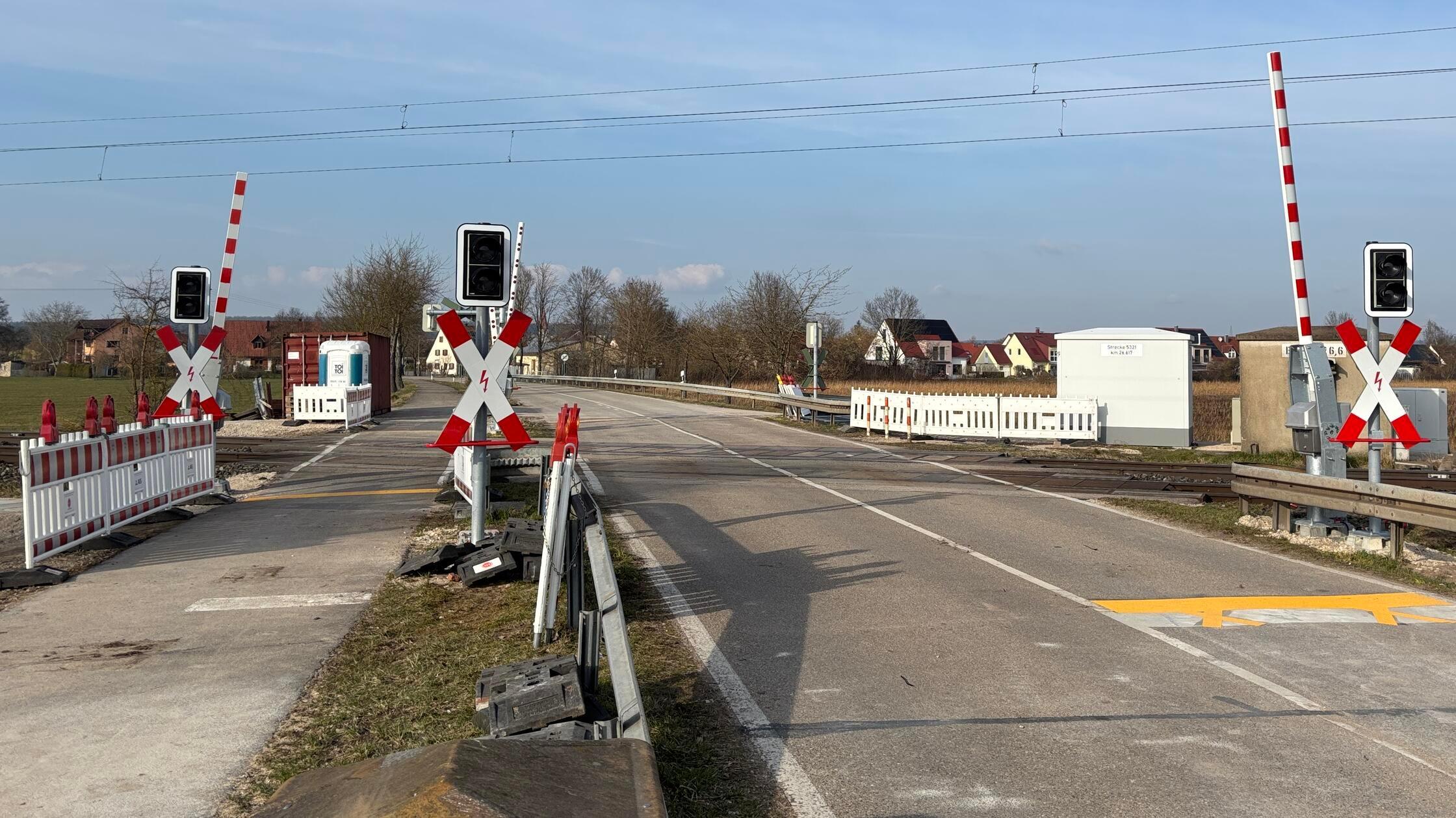 Offene Schranken - freie Fahrt: Der Bahnübergang b
