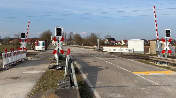 Offene Schranken - freie Fahrt: Der Bahnübergang b