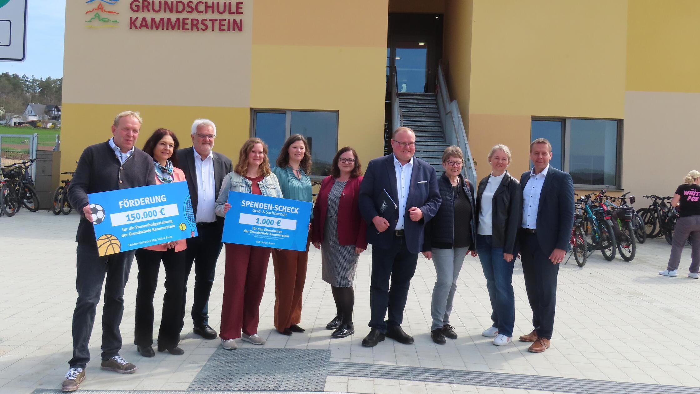 Ein Erinnerungsfoto vor der neuen Grundschule. V.l