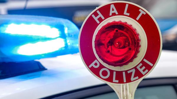 ARCHIV - 05.02.2025, Sachsen, Burgstein: Ein Poliz