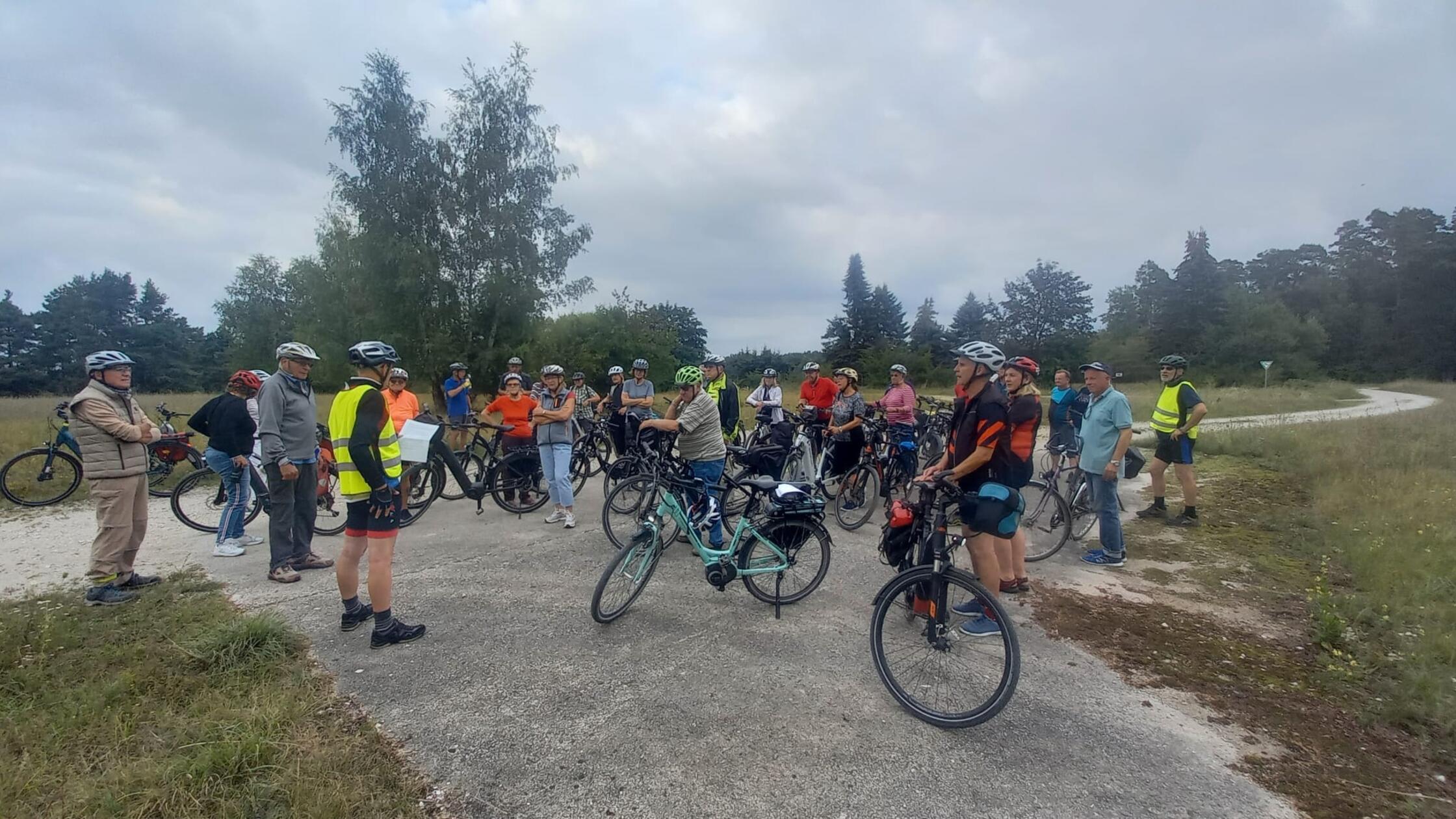 Geschichts-Stop bei der Tour der Dienstagsradler
