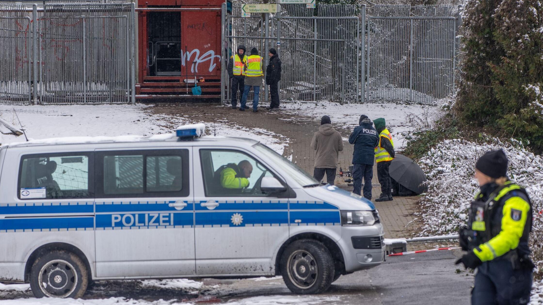 Polizisten stehen an der Brandstelle einer Kabelbr