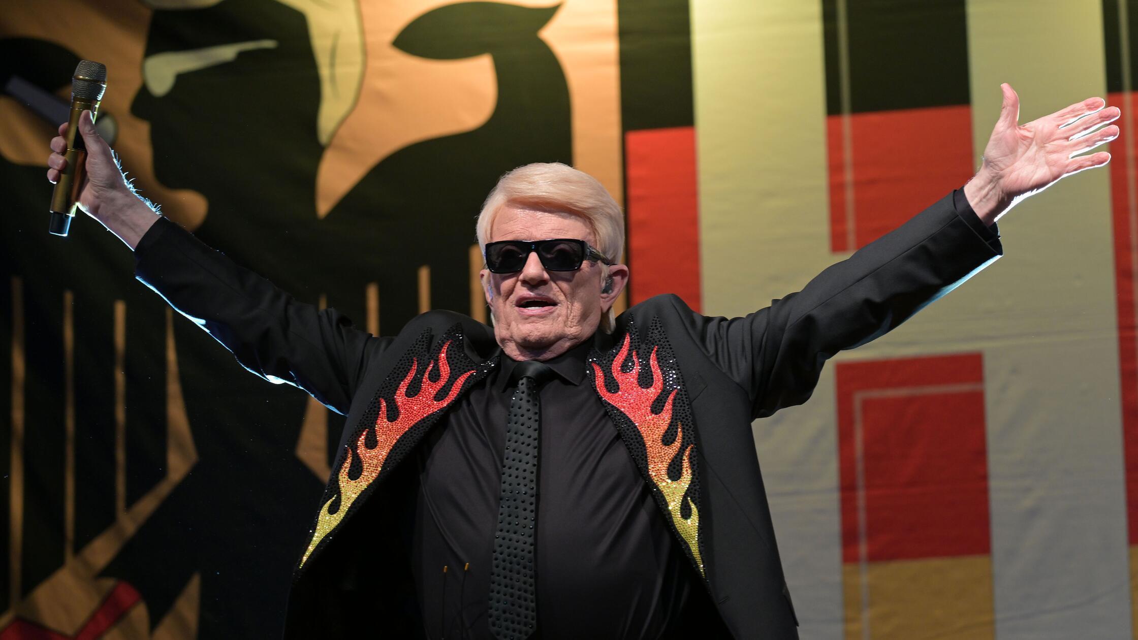 Schlagersänger Heino singt im Rahmen eines Zusatzk