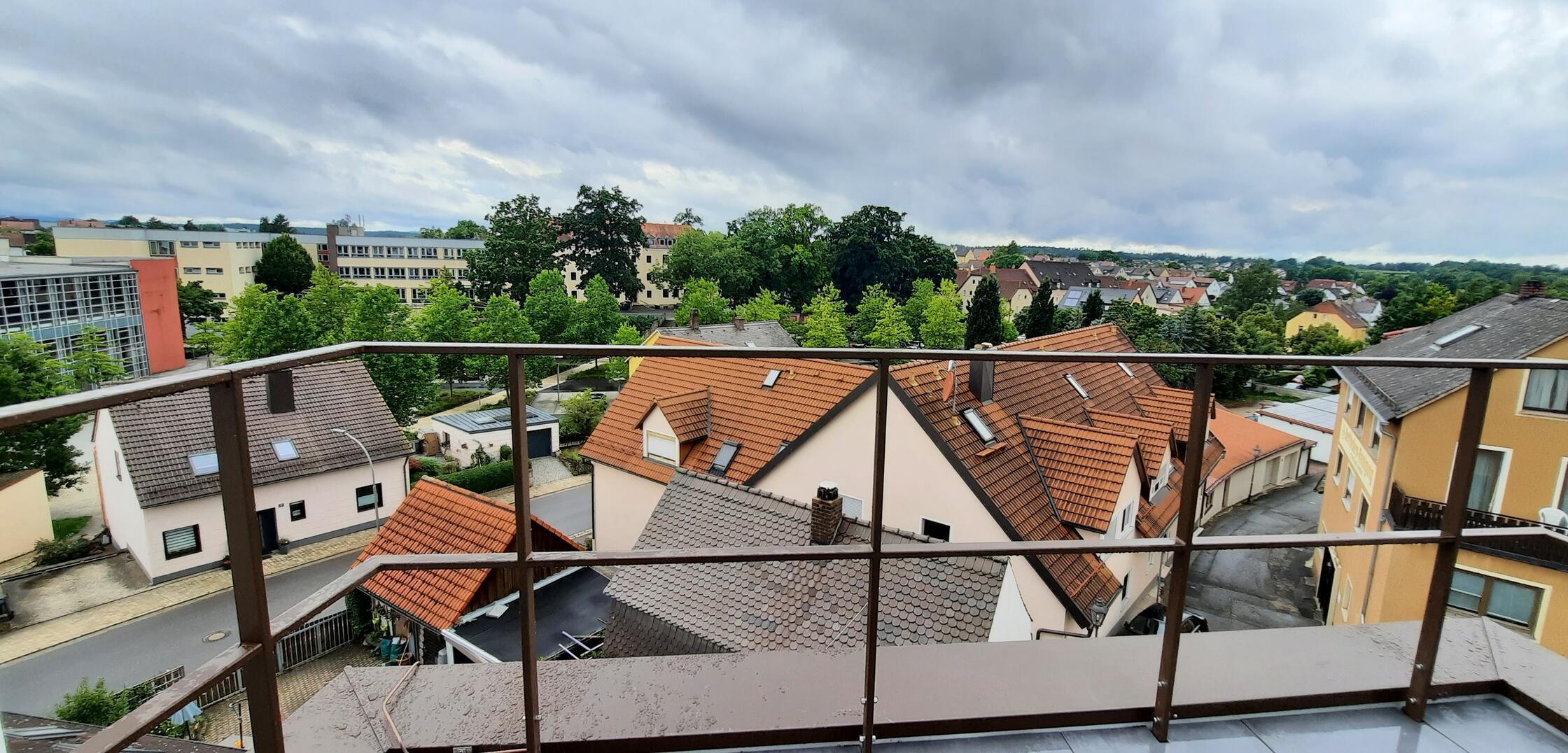 Erbaut 1440, jahrelang Schandfleck, jetzt Ferienwohnung: Der Weiße Turm in Auerbach ist einer der letzten Überreste der mittelalterlichen Stadtmauer und seit Ende 2025 auf vier Etagen vermietbar. Das Amt für Denkmalpflege hat die Sanierung mitfinanziert. 