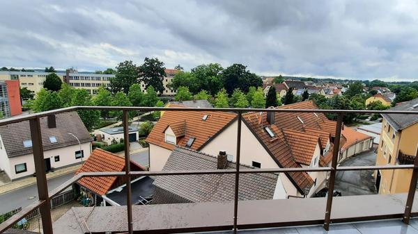 Erbaut 1440, jahrelang Schandfleck, jetzt Ferienwohnung: Der Weiße Turm in Auerbach ist einer der letzten Überreste der mittelalterlichen Stadtmauer und seit Ende 2025 auf vier Etagen vermietbar. Das Amt für Denkmalpflege hat die Sanierung mitfinanziert.