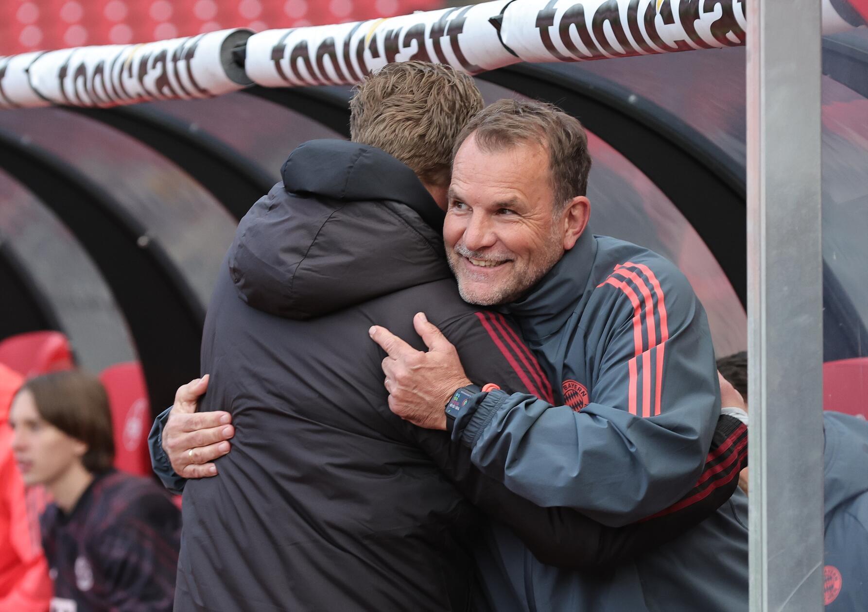 Englische Woche in der Regionalliga Bayern, der Club hatte die Bayern Amateure zu Gast. Andreas Wolf (Trainer 1. FC Nürnberg FCN II ) Holger Seitz ( Trainer , FC Bayern II ) klatschen vor Spielbeginn ab
