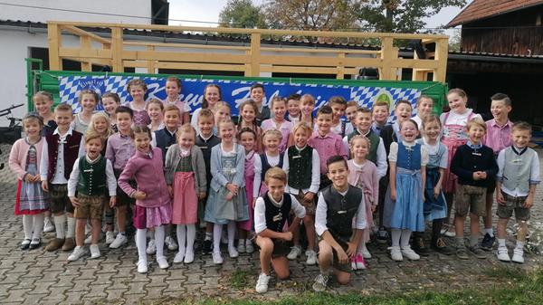 Die Kirwakinder haben sich vorgenommen, die Bräuch
