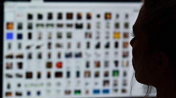 Eine Kriminaloberkommissarin sitzt vor einem Auswe