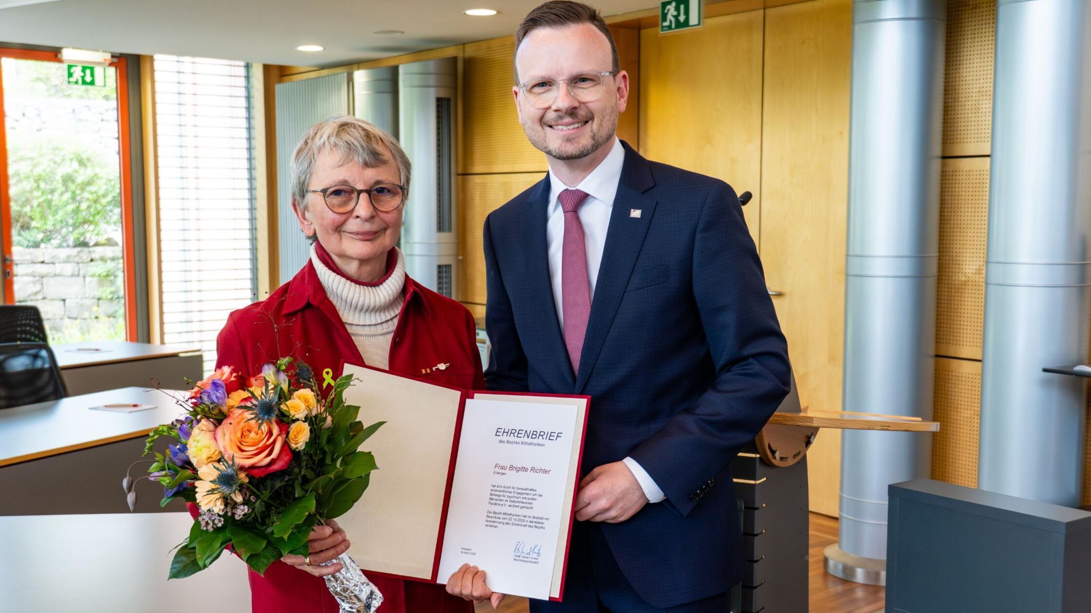 Bezirkstagspräsident Peter Daniel Forster überreic