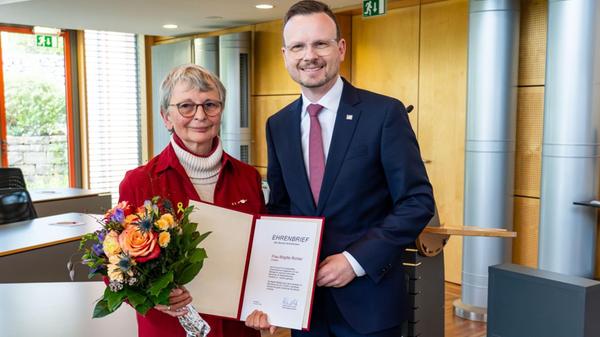 Bezirkstagspräsident Peter Daniel Forster überreic