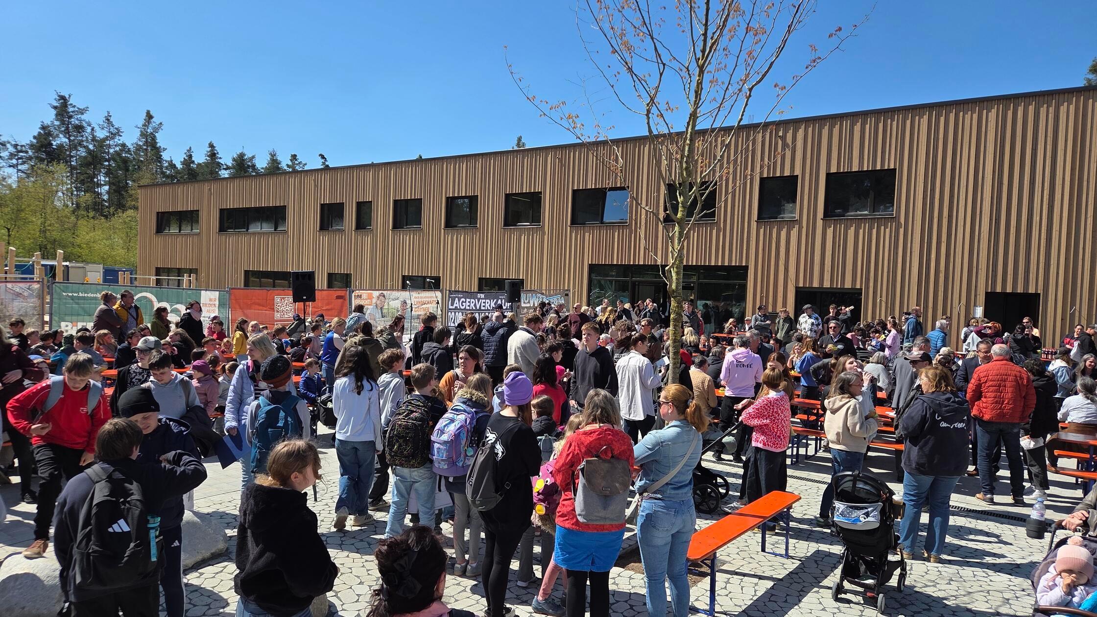 Ein Fest für den Neubau den Montessorischule in Bü