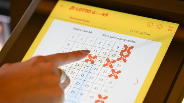 Eine Person tippt auf einem Eingabeterminal für da