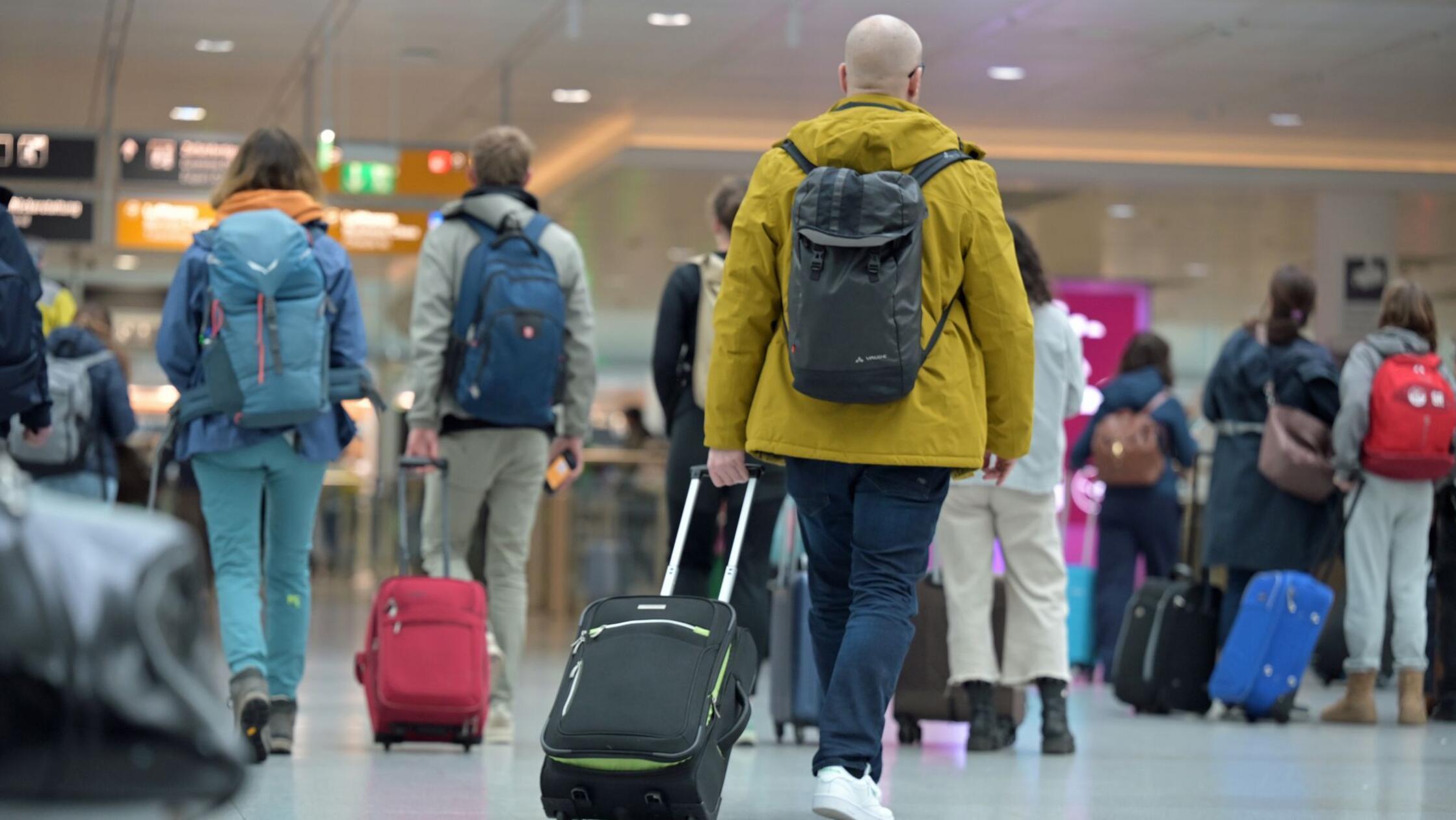 Reisegäste gehen zum Check-in am Flughafen. (zu dp
