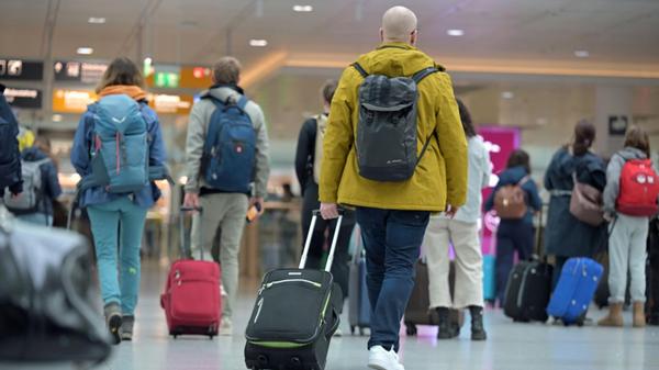 Reisegäste gehen zum Check-in am Flughafen. (zu dp