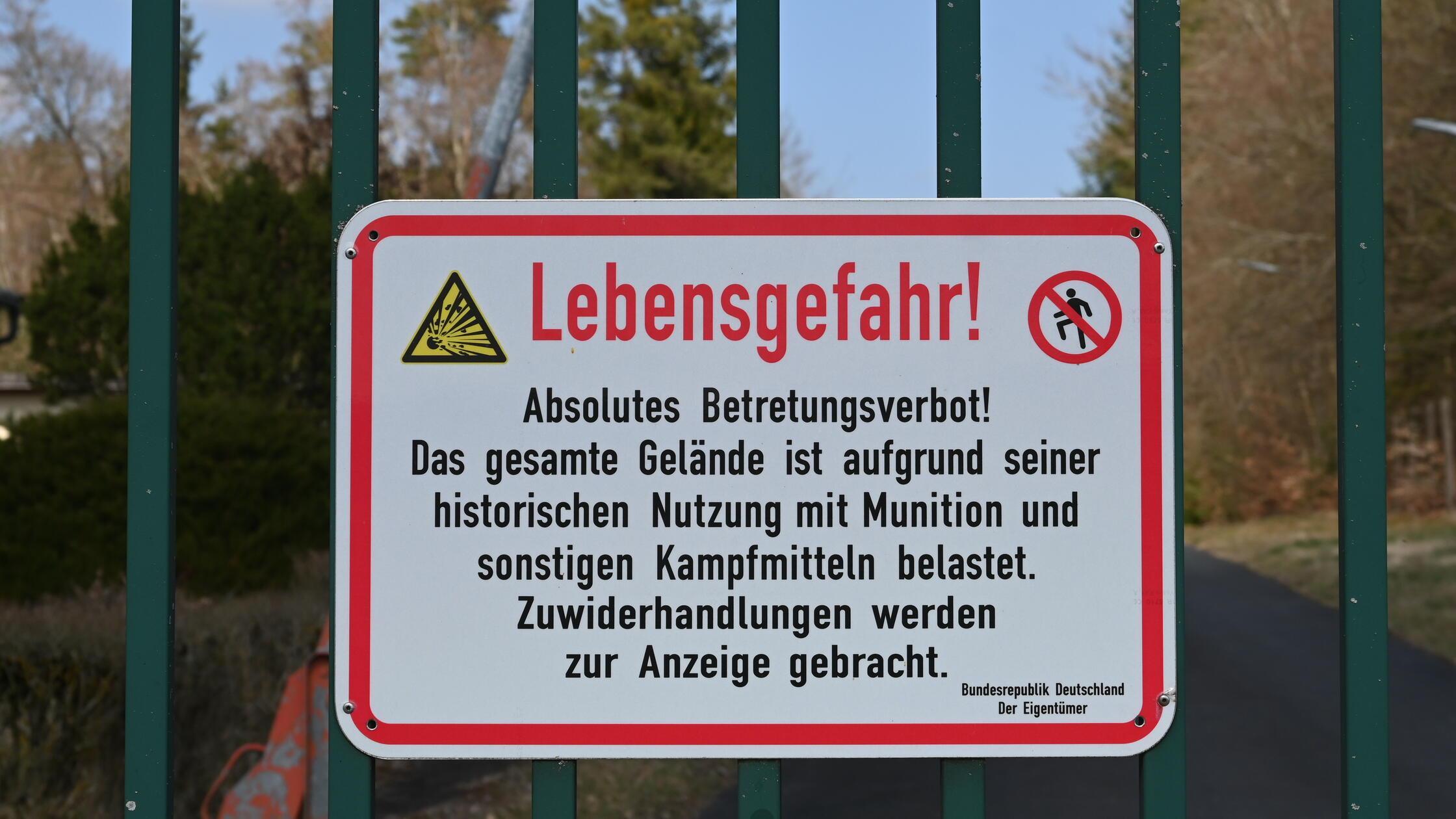 Langlau Muna Schilder am Zaun