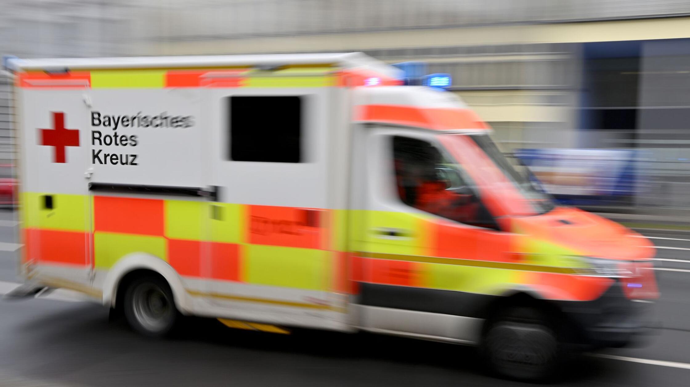 Ein Krankenwagen des Bayerischen Roten Kreuzes (BR