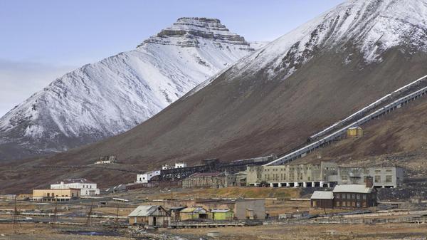 Pyramiden in Norwegen: Einst förderten die Sowjets hier, mitten auf der Nato-Insel Spitzbergen, Kohle. Heute ist die Siedlung verlassen und gilt als Geisterstadt.