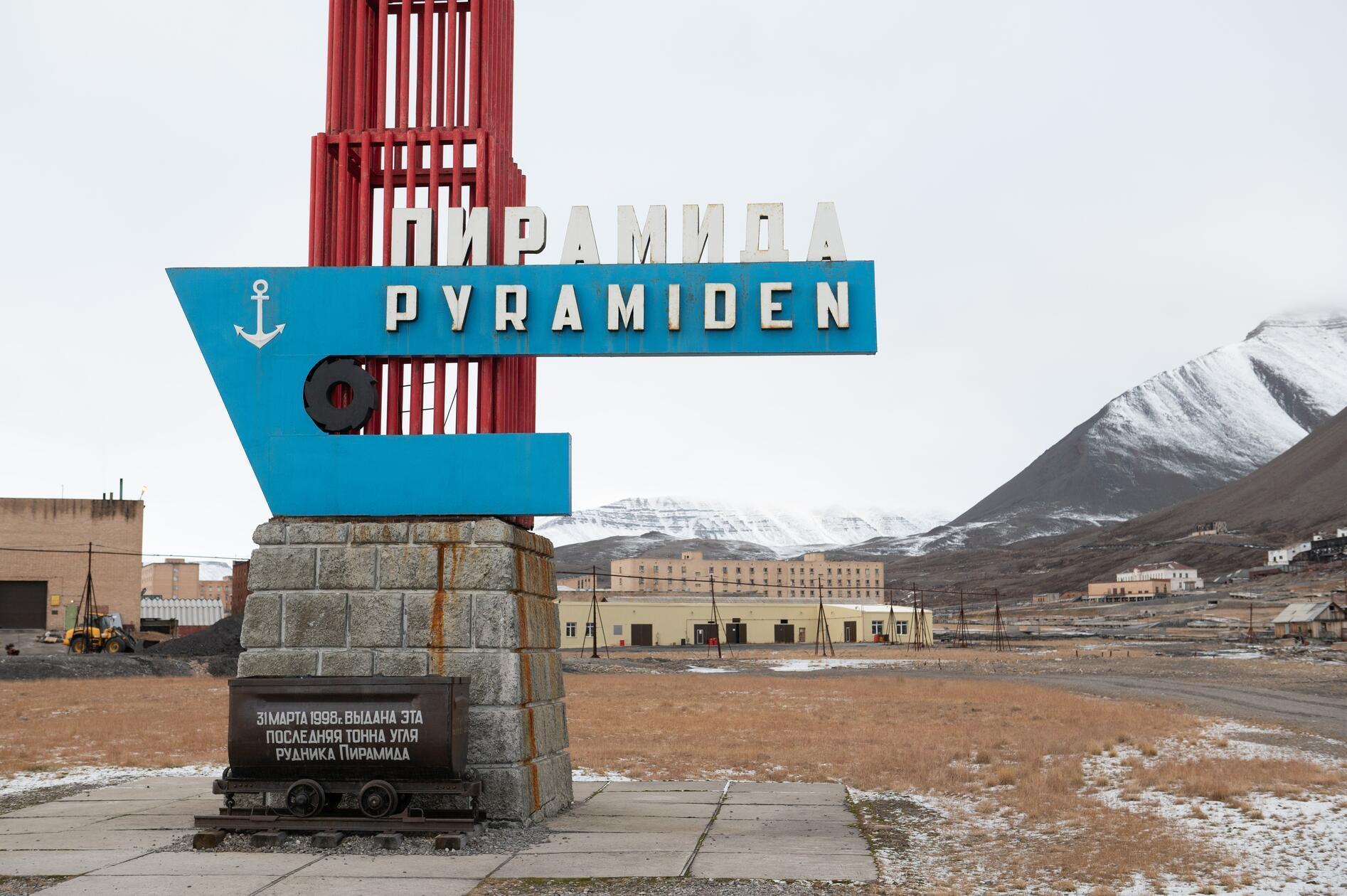Der Spitzbergen-Vertrag von 1920 gewährte Norwegen zwar die volle Souveränität über Spitzbergen, allerdings erhielten die unterzeichnenden Nationen wie die Sowjetunion das Recht zur Ausbeutung der Bodenschätze. Eine Stehle mit der Aufschrift „Pyramiden“ in kyrillischen Buchstaben steht noch heute am Eingang zur aufgegebenen sowjetisch-russischen Bergbausiedlung.