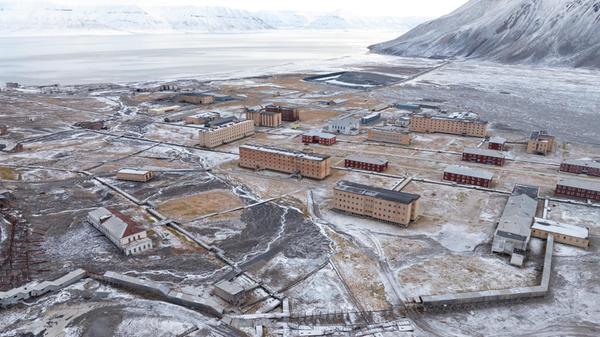 Nach dem Zweiten Weltkrieg baute die Sowjetunion die Siedlung Pyramiden aus.