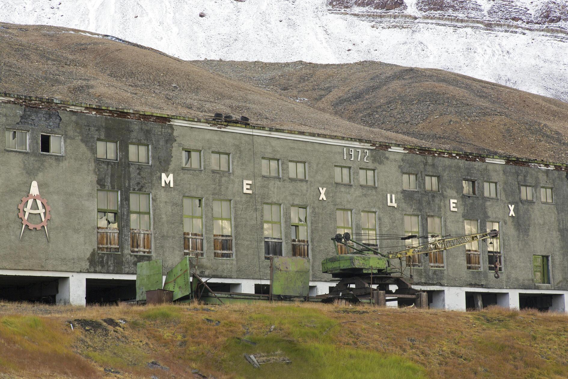 Über 1000 Menschen lebten und arbeiteten seit den Fünfzigerjahren dort. Doch in den späten 1990er-Jahren beschloss Russland, die Kohleförderung dort aus Kostengründen einzustellen. Die Bewohner kehrten heim in die Nachfolgestaaten der Sowjetunion. Seitdem stehen die Gebäude leer - wie auch diese Werkstatt.