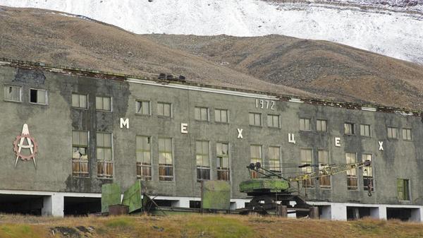 Über 1000 Menschen lebten und arbeiteten seit den Fünfzigerjahren dort. Doch in den späten 1990er-Jahren beschloss Russland, die Kohleförderung dort aus Kostengründen einzustellen. Die Bewohner kehrten heim in die Nachfolgestaaten der Sowjetunion. Seitdem stehen die Gebäude leer - wie auch diese Werkstatt.