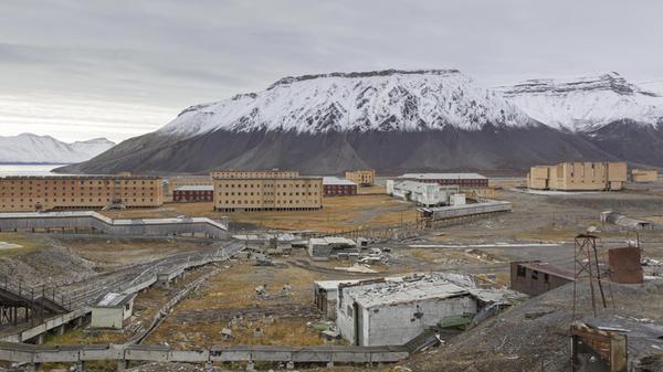 Ihren Namen verdankt die ehemalige Bergbaustadt Pyramiden dem pyramidenförmigen Berg, der sich über ihr erhebt.