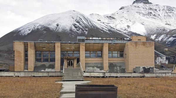 Die Stadt wurde dem offiziellen Tourismusamt von Spitzbergen zufolge nach sowjetischen Vorstellungen einer idealen Gesellschaft errichtet. So gab es etwa auch ein Schwimmbad in Pyramiden.