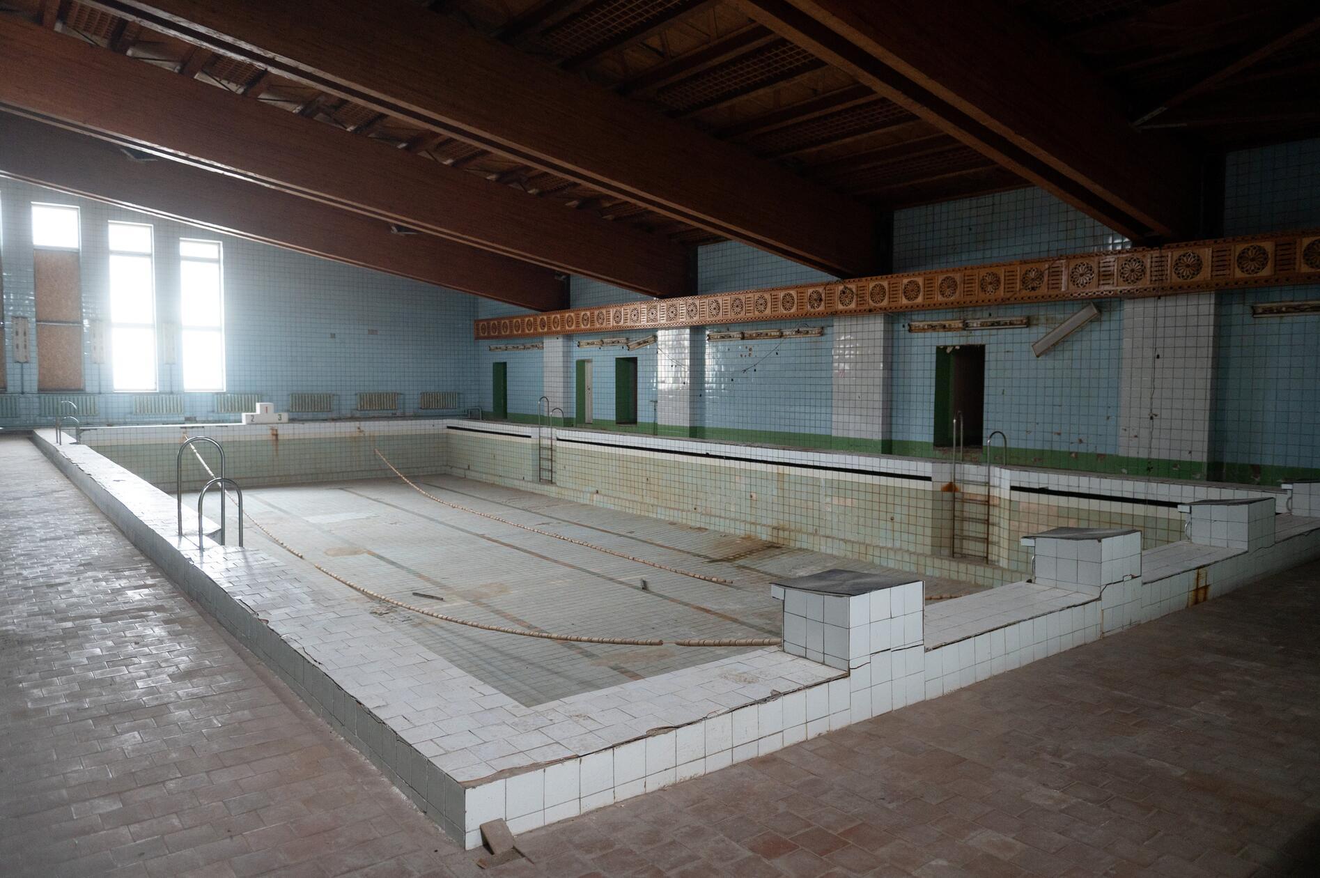 Das Wasser im Schwimmbecken ist längst abgelassen. Schon lange ist hier niemand mehr geschwommen.