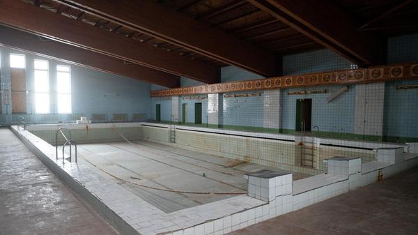 Das Wasser im Schwimmbecken ist längst abgelassen. Schon lange ist hier niemand mehr geschwommen.