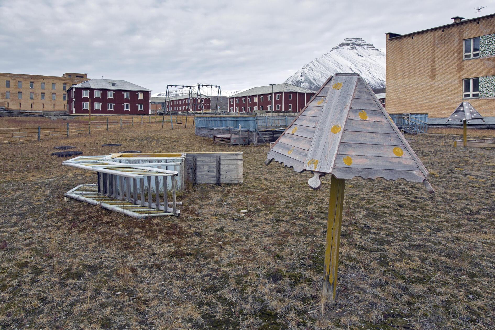 Auch auf dem Kinderspielplatz in Pyramiden toben keine Kinder mehr.