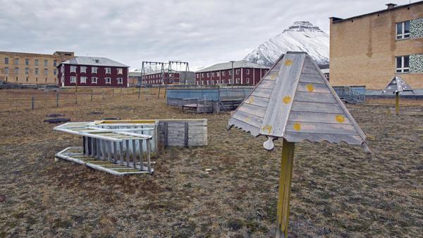 Auch auf dem Kinderspielplatz in Pyramiden toben keine Kinder mehr.