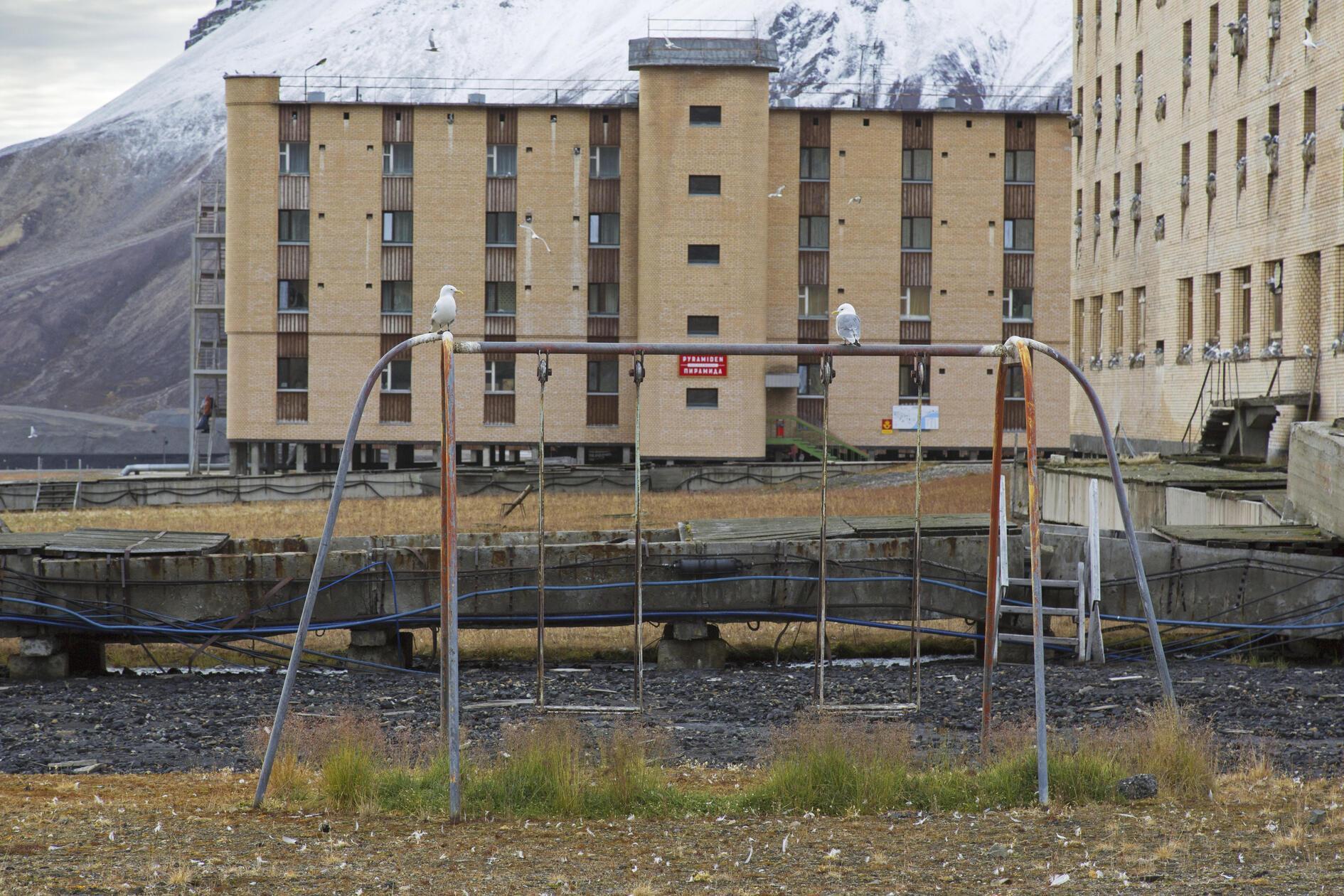 Das Hotel Tulpan und eine alte Schaukel auf dem Kinderspielplatz sind Überbleibsel der vergangenen Zeit.