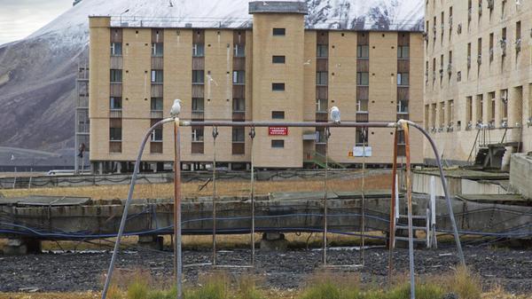 Das Hotel Tulpan und eine alte Schaukel auf dem Kinderspielplatz sind Überbleibsel der vergangenen Zeit.