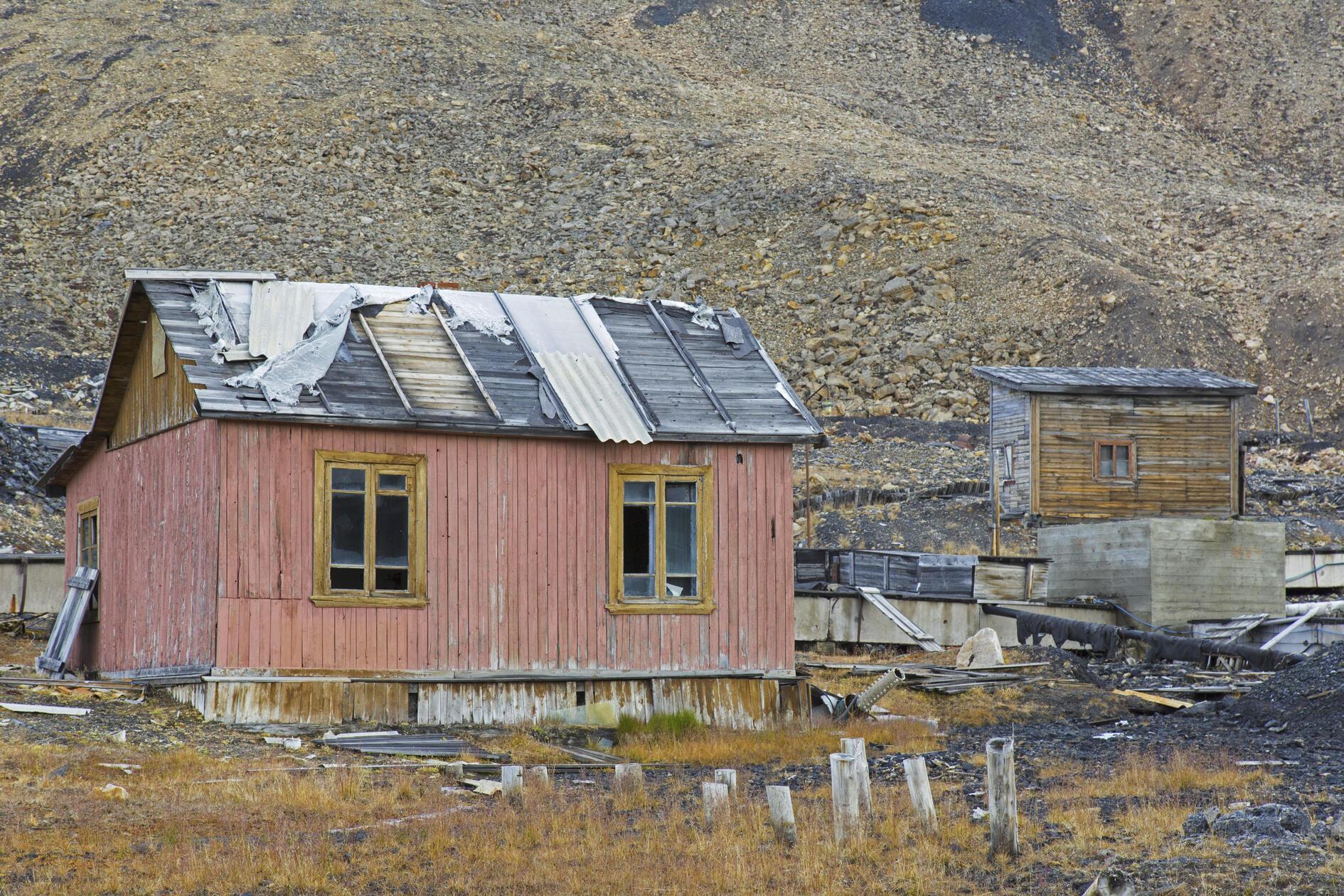 Das Tourismusamt schreibt, dass noch heute Tassen auf den Tischen in den Holzhütten stehen, Zeitungsausschnitte an den Wänden kleben und Skiausrüstung in den Fluren liegt - so als wären die Menschen überstürzt abgereist...