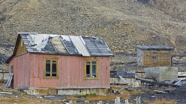 Das Tourismusamt schreibt, dass noch heute Tassen auf den Tischen in den Holzhütten stehen, Zeitungsausschnitte an den Wänden kleben und Skiausrüstung in den Fluren liegt - so als wären die Menschen überstürzt abgereist...