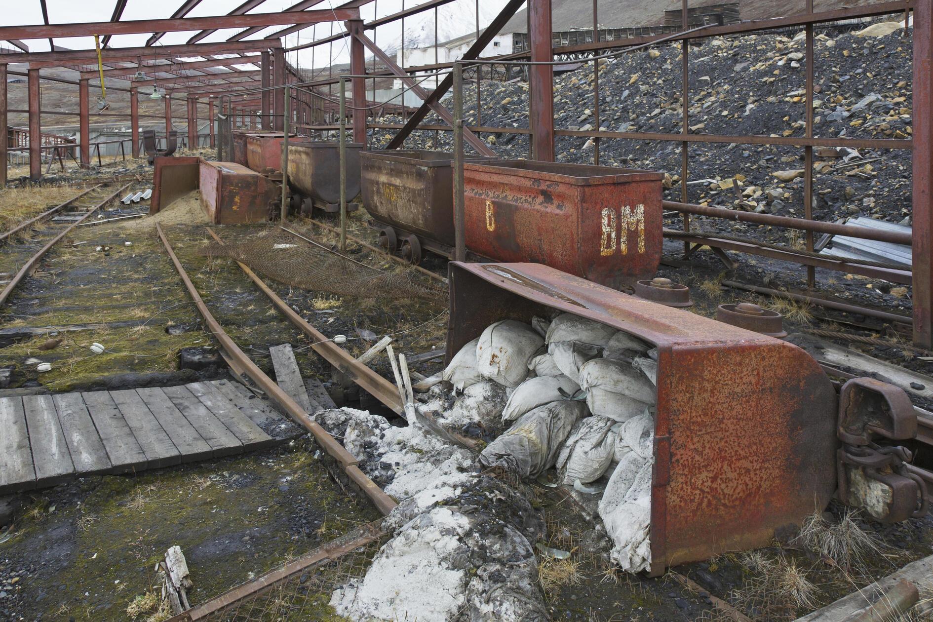 Immer noch liegen außerdem alte rostige Kohlewaggons in Pyramiden herum.