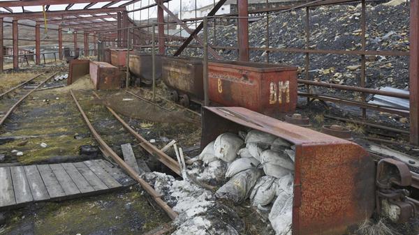Immer noch liegen außerdem alte rostige Kohlewaggons in Pyramiden herum.