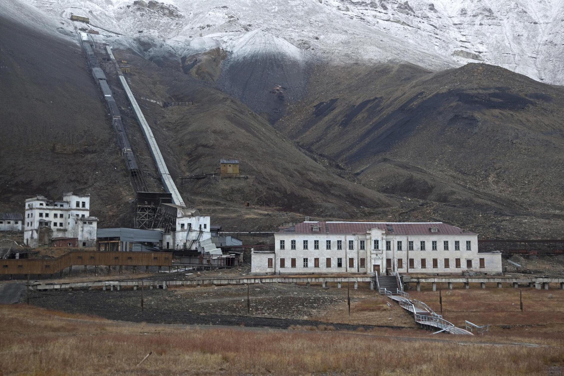 Der Spiegel bezeichnete Pyramiden in einem Artikel als nördlichste Geisterstadt der Welt.