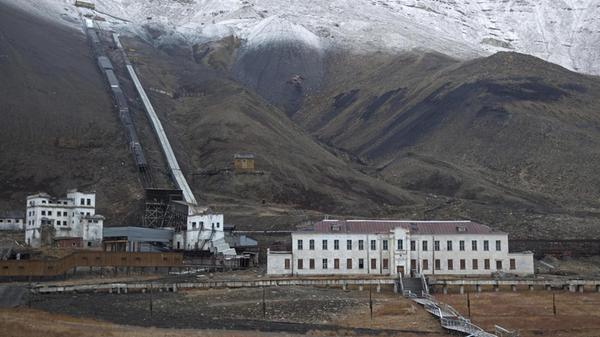 Der Spiegel bezeichnete Pyramiden in einem Artikel als nördlichste Geisterstadt der Welt.