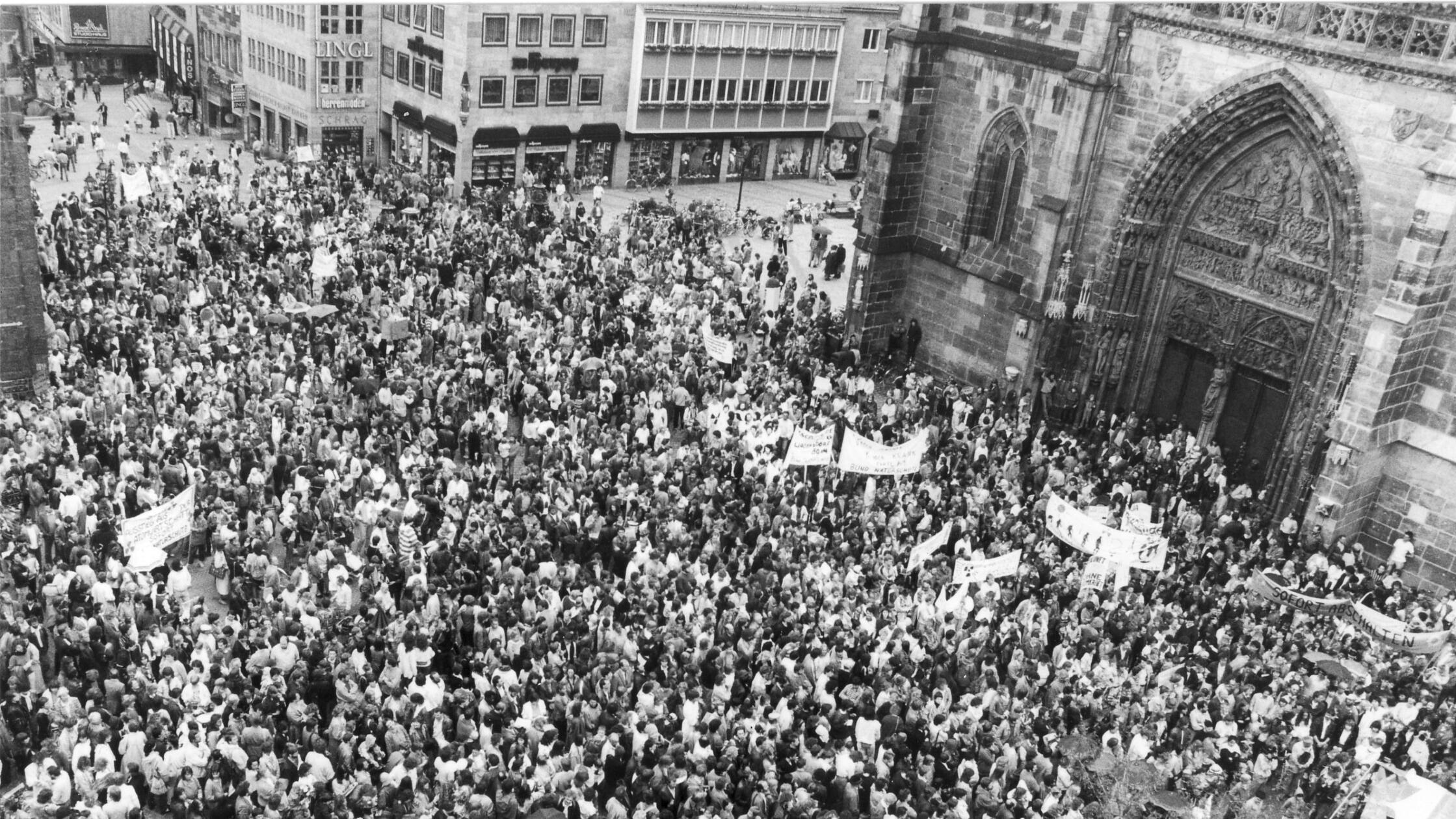 Nürnberg, Demonstration vor der Lorenzkirche anläß