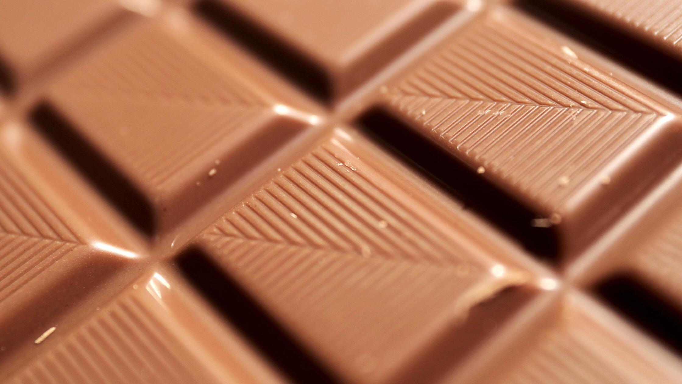 Eine Tafel Schokolade liegt auf einem Tisch. (zu d