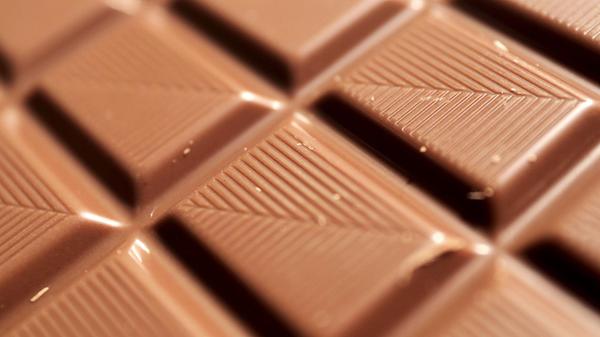 Eine Tafel Schokolade liegt auf einem Tisch. (zu d