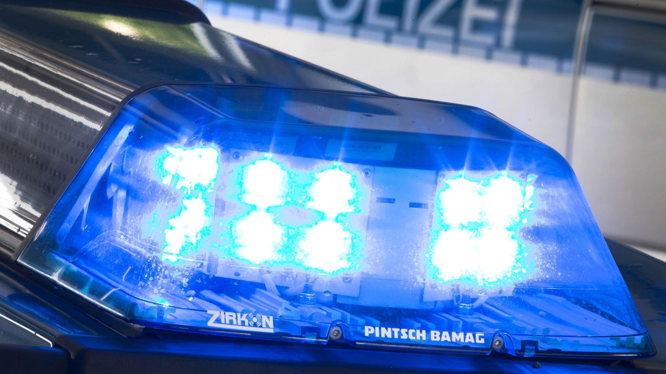 Eine Blaulicht leuchtet auf dem Dach eines Polizei